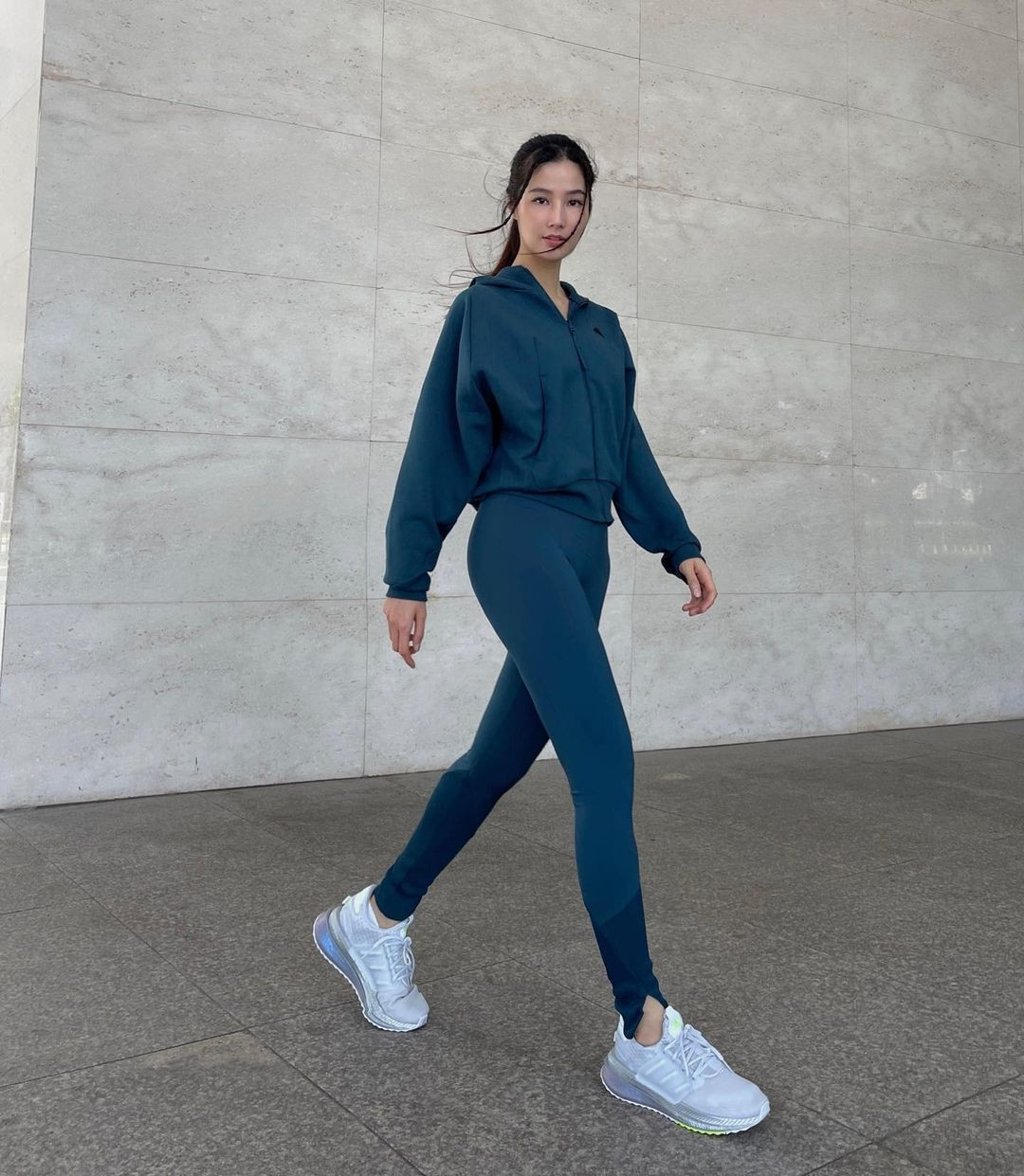 Thời trang thể thao, năng động của Diễm My 9X. Thời trang thể thao, năng động của Diễm My 9X.
