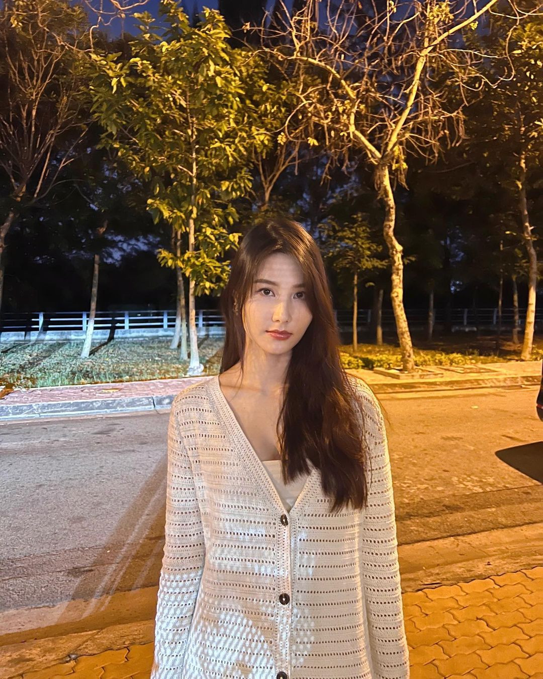 Trong khi bà mẹ ba con Tăng Thanh Hà tạo dấu ấn với màu đen cổ điển, Diễm My khoe nhan sắc cuốn hút với tông màu trắng. Trong khi bà mẹ ba con Tăng Thanh Hà tạo dấu ấn với màu đen cổ điển, Diễm My khoe nhan sắc cuốn hút với tông màu trắng.