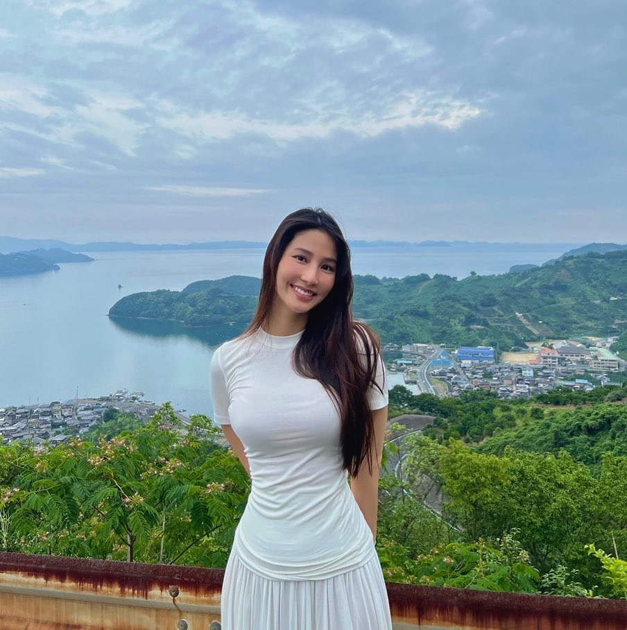 Trong khi bà mẹ ba con Tăng Thanh Hà tạo dấu ấn với màu đen cổ điển, Diễm My khoe nhan sắc cuốn hút với tông màu trắng. Trong khi bà mẹ ba con Tăng Thanh Hà tạo dấu ấn với màu đen cổ điển, Diễm My khoe nhan sắc cuốn hút với tông màu trắng.