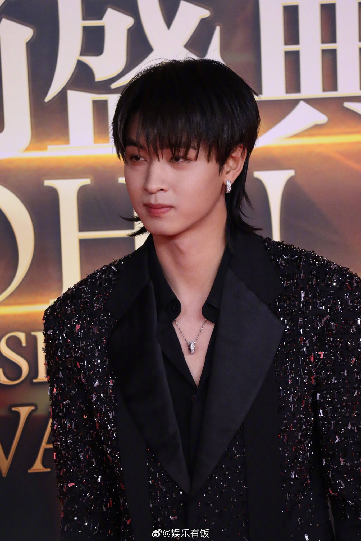 Tần Tiêu Hiền gây chú ý với áo vest nạm đá cùng tóc mullet. Diện mạo "trai hư" của nam nghệ sĩ được netizen xứ Trung bàn tán xôn xao. Tần Tiêu Hiền gây chú ý với áo vest nạm đá cùng tóc mullet. Diện mạo "trai hư" của nam nghệ sĩ được netizen xứ Trung bàn tán xôn xao.