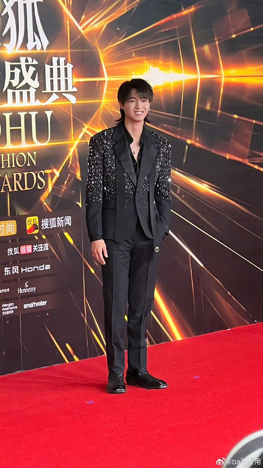 Tần Tiêu Hiền gây chú ý với áo vest nạm đá cùng tóc mullet. Diện mạo "trai hư" của nam nghệ sĩ được netizen xứ Trung bàn tán xôn xao. Tần Tiêu Hiền gây chú ý với áo vest nạm đá cùng tóc mullet. Diện mạo "trai hư" của nam nghệ sĩ được netizen xứ Trung bàn tán xôn xao.