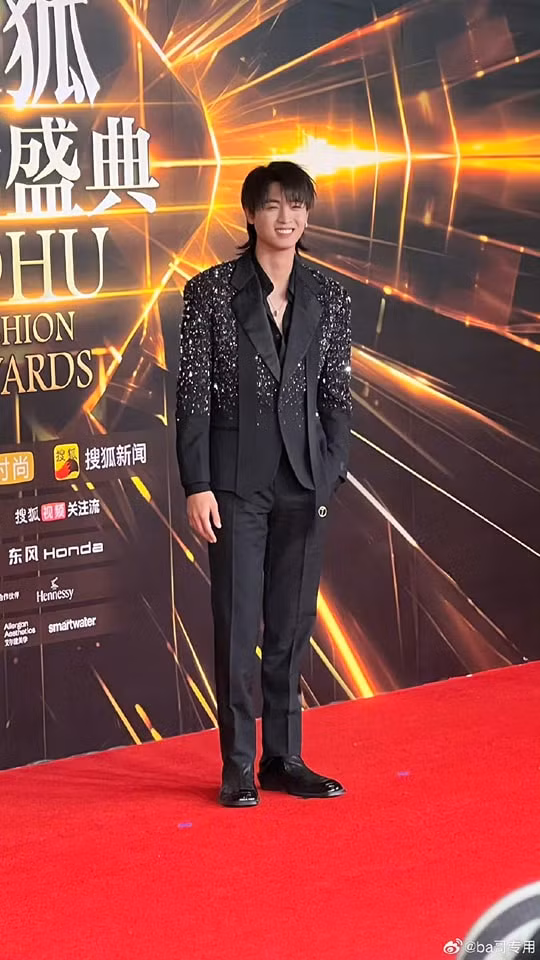 Tần Tiêu Hiền gây chú ý với áo vest nạm đá cùng tóc mullet. Diện mạo "trai hư" của nam nghệ sĩ được netizen xứ Trung bàn tán xôn xao.