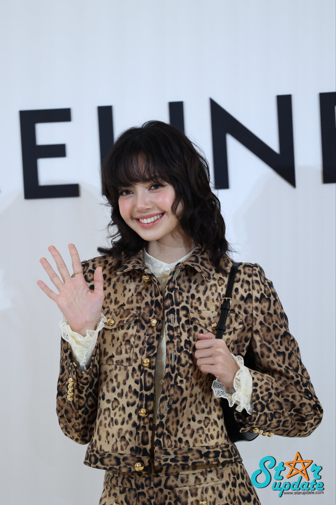 Đại sứ thương hiệu toàn cầu Celine xuất hiện ấn tượng trong set trang phục da báo cùng mái tóc xoăn. Đại sứ thương hiệu toàn cầu Celine xuất hiện ấn tượng trong set trang phục da báo cùng mái tóc xoăn.