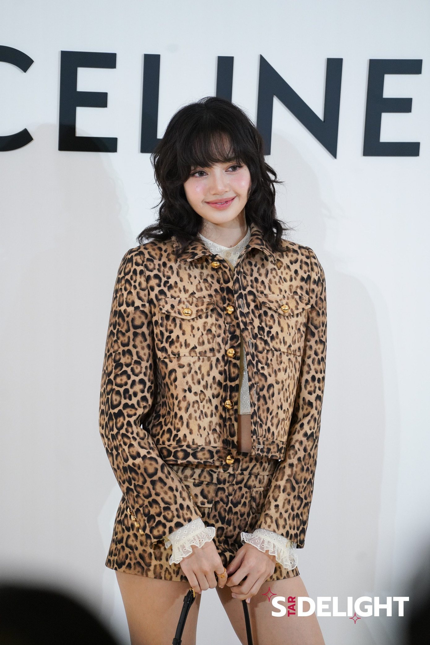 Đại sứ thương hiệu toàn cầu Celine xuất hiện ấn tượng trong set trang phục da báo cùng mái tóc xoăn. Đại sứ thương hiệu toàn cầu Celine xuất hiện ấn tượng trong set trang phục da báo cùng mái tóc xoăn.