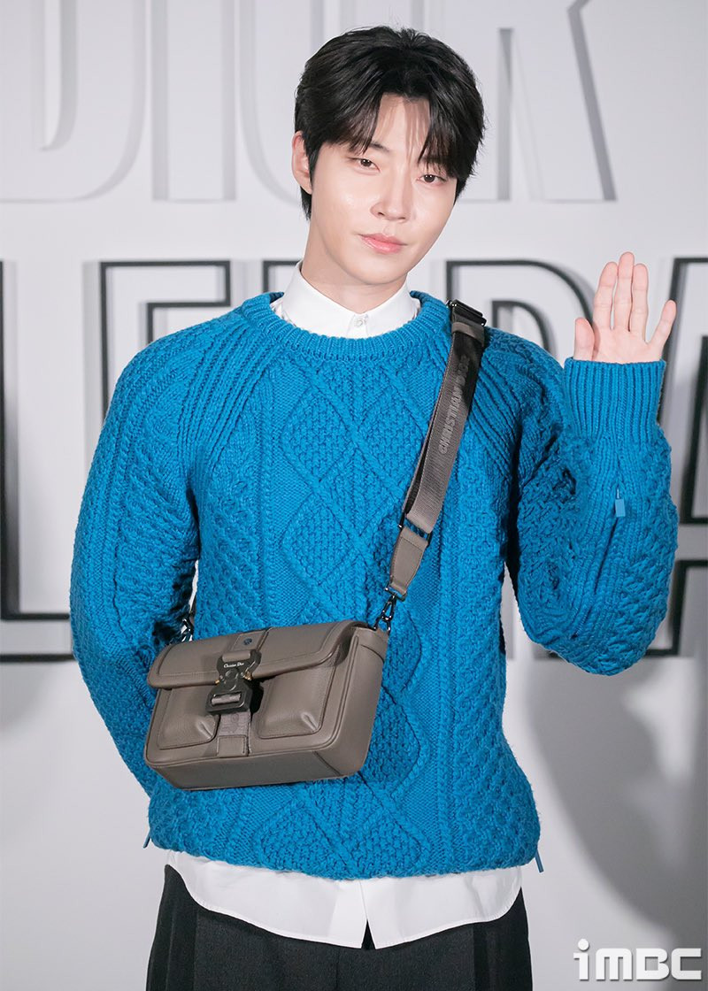 Diễn viên Hwang Inyeop với tạo hình "bạn trai mùa Thu". Diễn viên Hwang Inyeop với tạo hình "bạn trai mùa Thu".