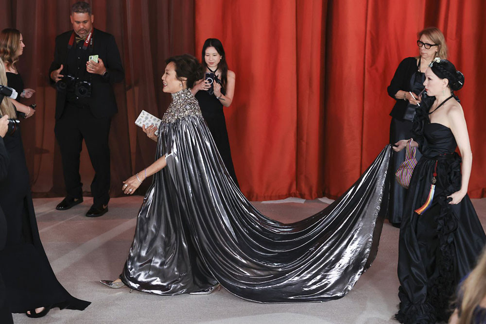 Thiết kế của NTK Lê Thanh Hòa trên thảm đỏ Oscar 2023 được diện bởi bà Janet Yang, Chủ tịch của Viện Hàn lâm Khoa học và Nghệ thuật Điện ảnh Mỹ. Thiết kế của NTK Lê Thanh Hòa trên thảm đỏ Oscar 2023 được diện bởi bà Janet Yang, Chủ tịch của Viện Hàn lâm Khoa học và Nghệ thuật Điện ảnh Mỹ.