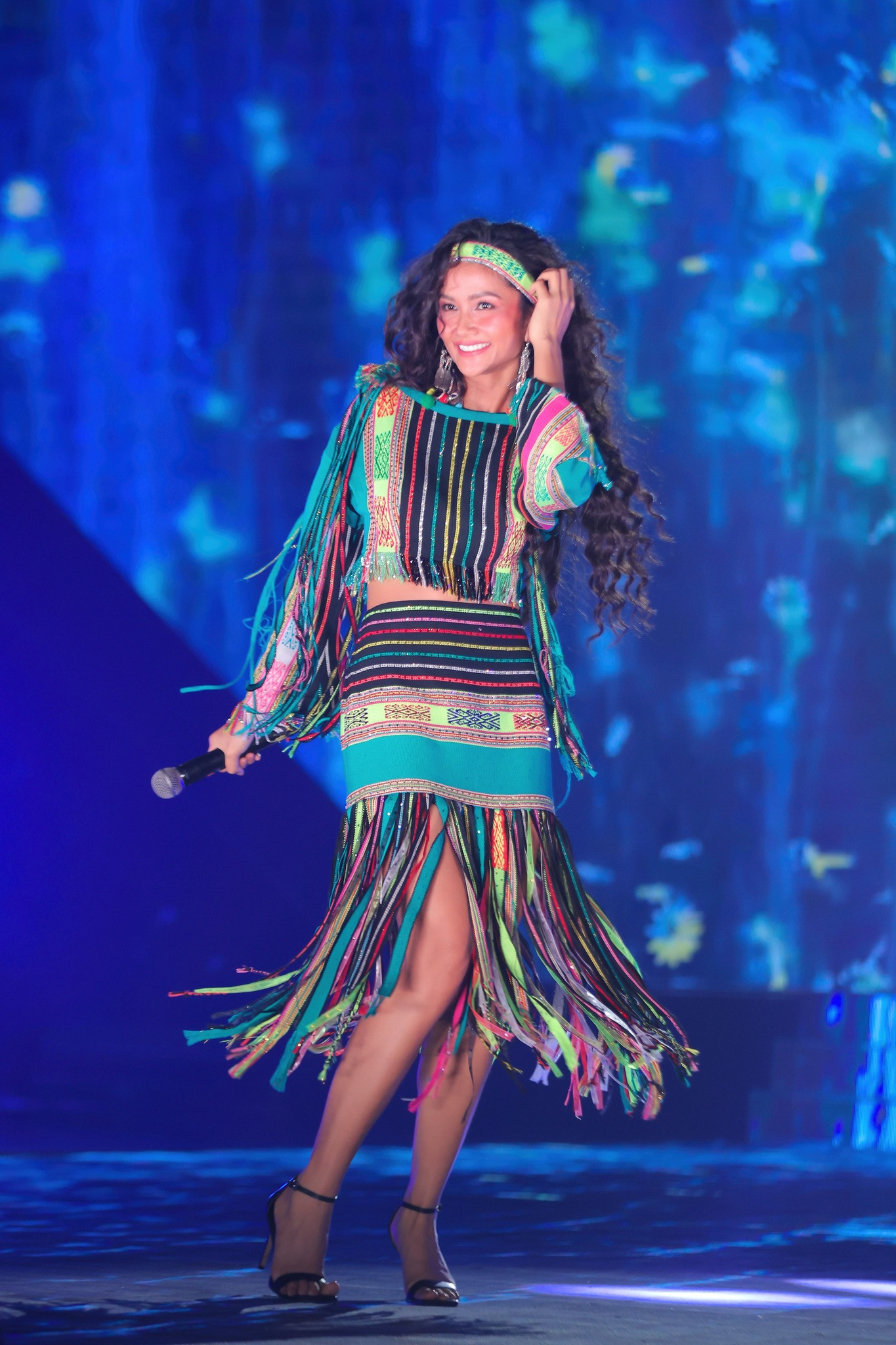 Hoa hậu H’Hen Niê rạng rỡ khi biểu diễn cùng trang phục dân tộc. Hoa hậu H’Hen Niê rạng rỡ khi biểu diễn cùng trang phục dân tộc.