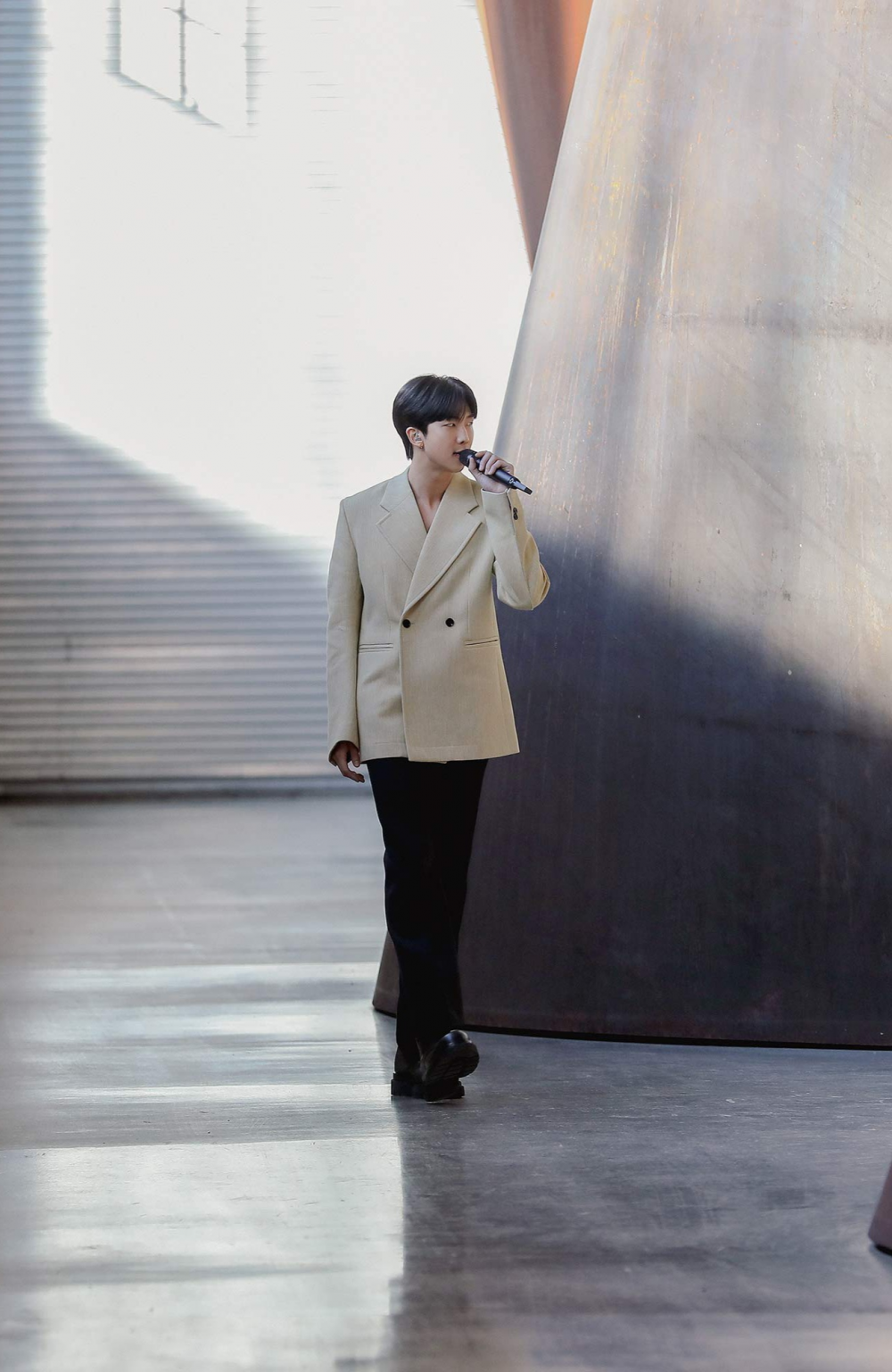 RM BTS, đại sứ thương hiệu Bottega Veneta trong một set đồ mang hơi hướng quite luxury.