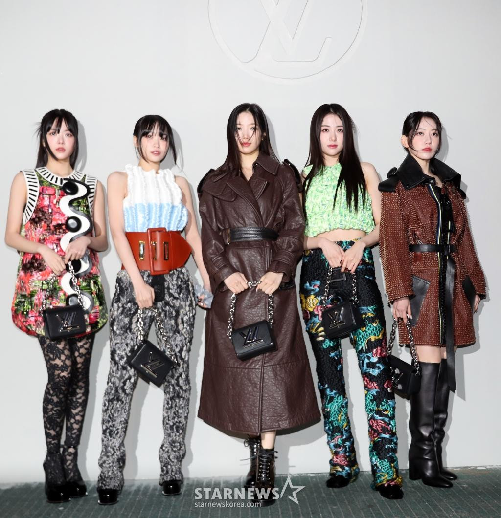 Cuối tháng 4 năm nay, tân binh nhà SOURCE MUSIC được mời tham dự sự kiện trình làng bộ sưu tập Pre-Fall 2023 của nhà mốt. Nhóm cũng nhận về nhiều chê bai vì tạo hình lạc quẻ. Cuối tháng 4 năm nay, tân binh nhà SOURCE MUSIC được mời tham dự sự kiện trình làng bộ sưu tập Pre-Fall 2023 của nhà mốt. Nhóm cũng nhận về nhiều chê bai vì tạo hình lạc quẻ.