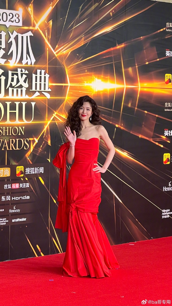 Văn Vịnh San đẹp cổ điển trong thiết kế cúp ngực cùng kiểu tóc xoăn sóng. Nhưng chiếc váy nhận điểm trừ vì trông hơi nhàu nhĩ, làm giảm độ sang trọng. Văn Vịnh San đẹp cổ điển trong thiết kế cúp ngực cùng kiểu tóc xoăn sóng. Nhưng chiếc váy nhận điểm trừ vì trông hơi nhàu nhĩ, làm giảm độ sang trọng.