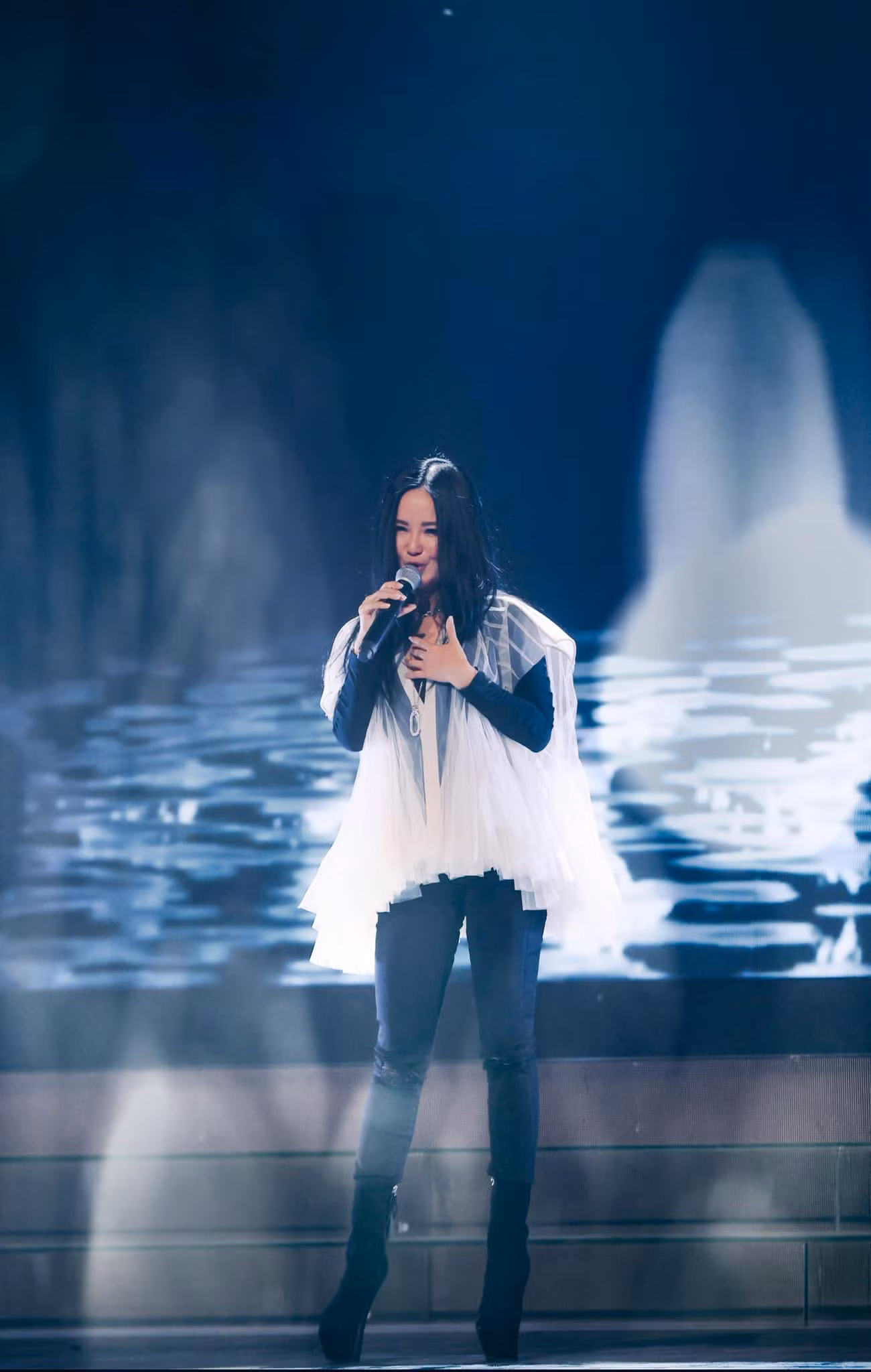 Tông màu đen trắng kinh điển được nhiều "chị đẹp" ưu ái. Diva Hồng Nhung diện áo choàng xếp li cách điệu.