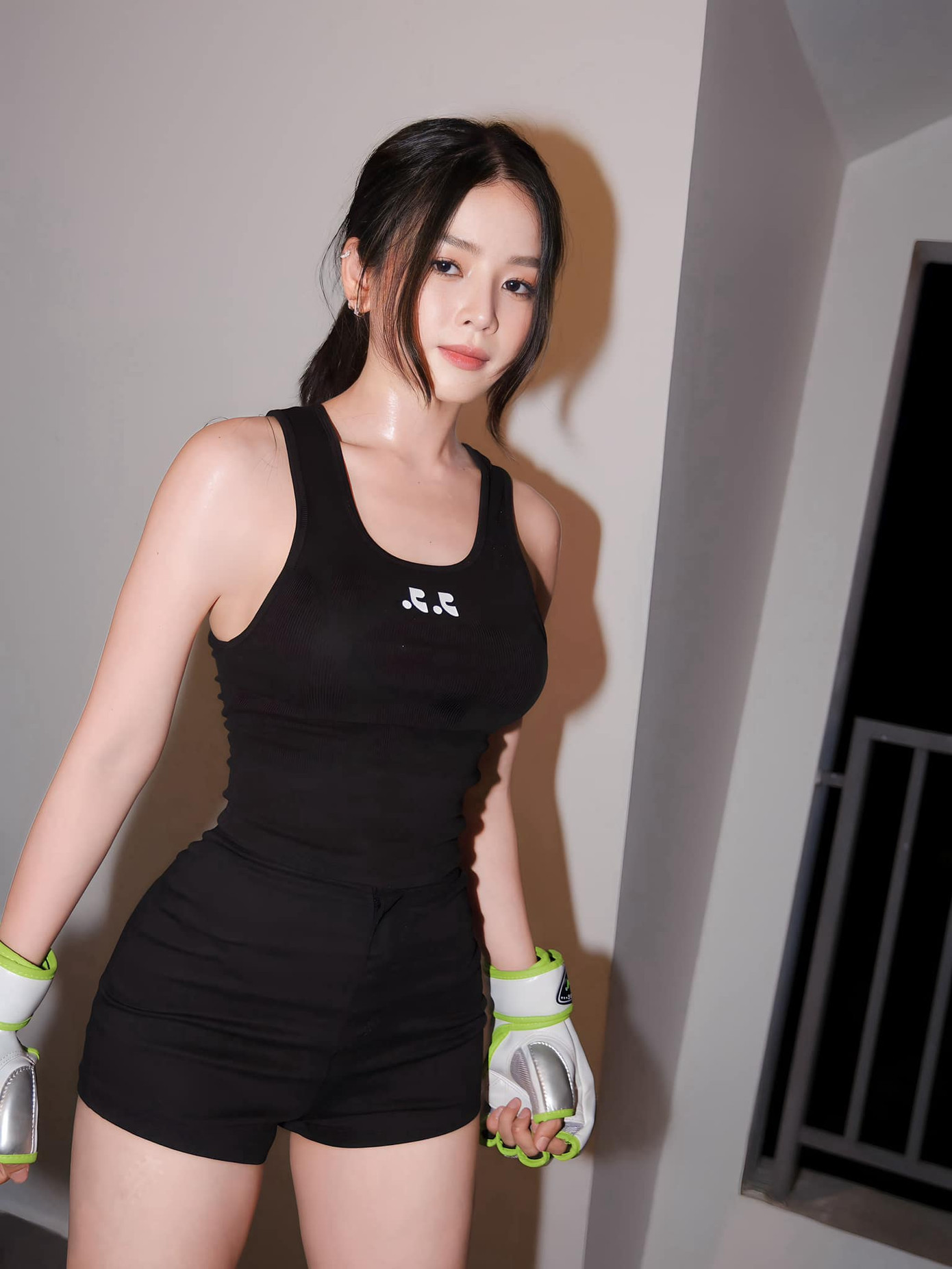 “Búp bê làng DJ” được netizen nhận xét là có nhan sắc cùng gu thời trang thăng hạng.