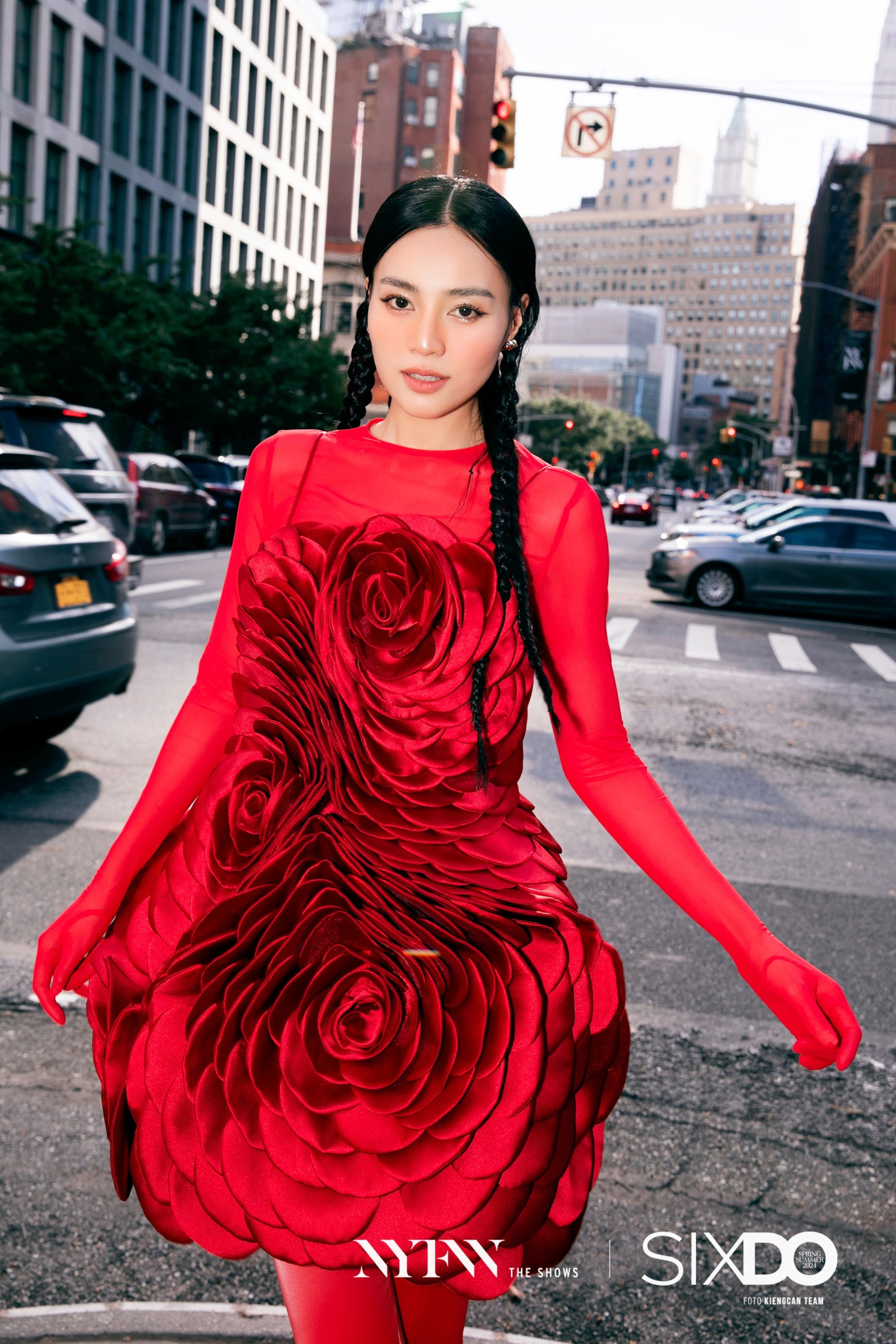 Diễn viên Ninh Dương Lan Ngọc diện bodysuit cùng váy thiết kế hoa 3D lạ mắt.