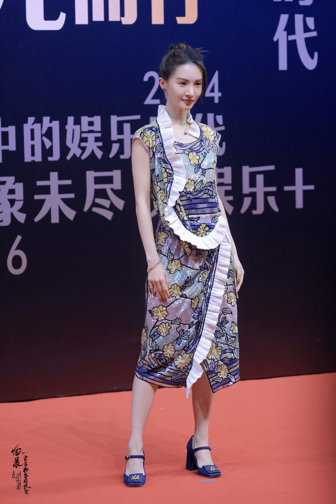 Trong khi đó, Kim Thần nhận về nhiều phản ứng trái chiều từ netizen. Nữ diễn viên mất đi phong độ nhan sắc thường thấy, tạo hình lần này bị chê có phần rườm rà, sến súa.