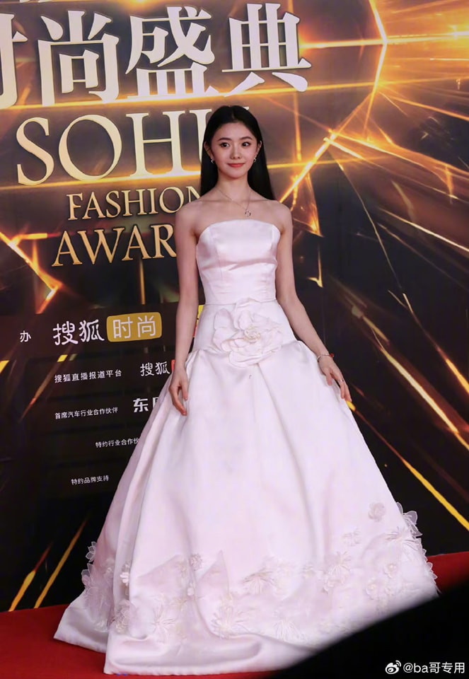 Nữ chính Chệch Quỹ Đạo - Lưu Hạo Tồn diện đầm trắng cúp ngực nhẹ nhàng tham dự sự kiện. Nữ chính Chệch Quỹ Đạo - Lưu Hạo Tồn diện đầm trắng cúp ngực nhẹ nhàng tham dự sự kiện.