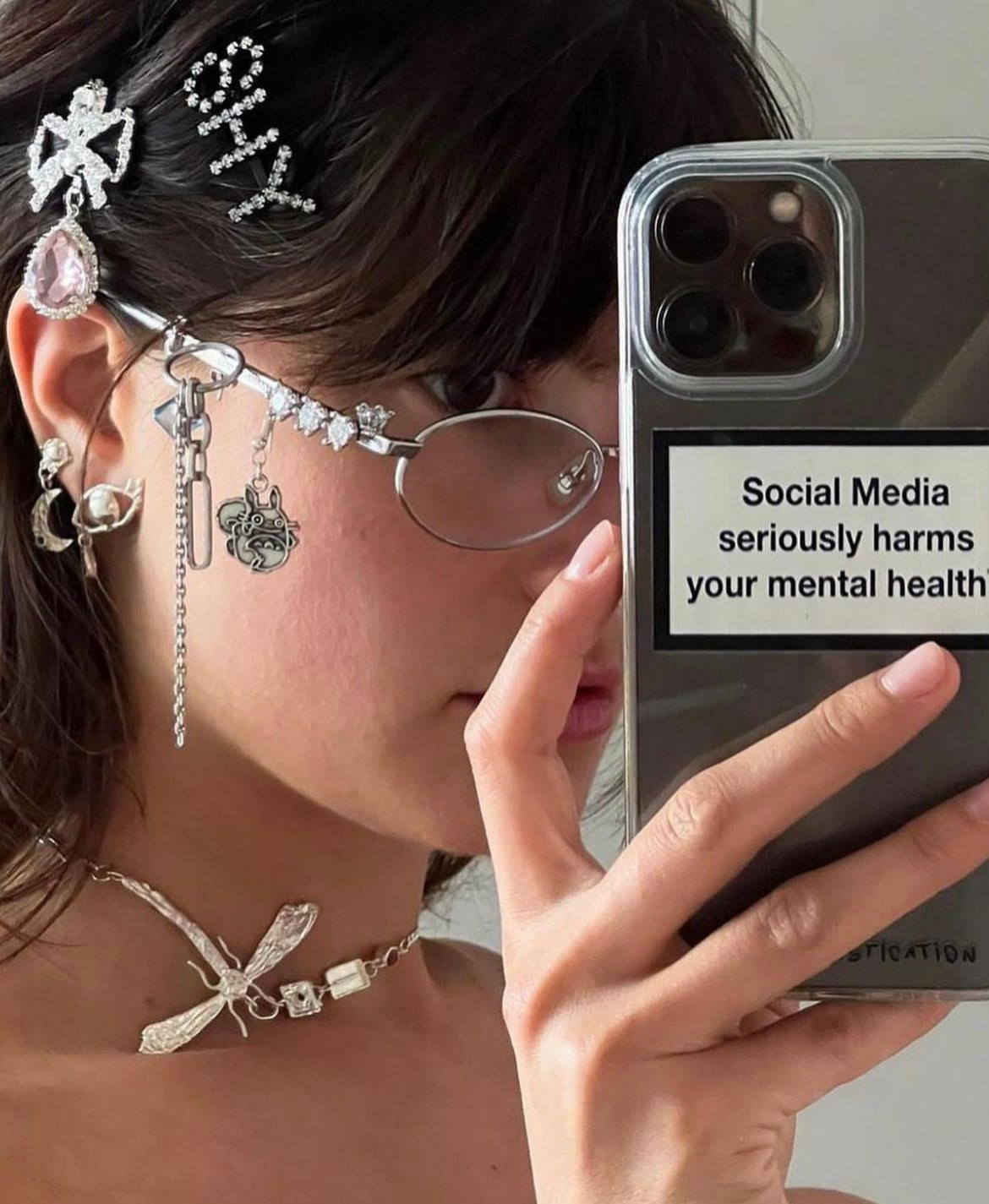 Chi tiết "ăn tiền" nằm ở phần gọng kính được thiết kế với 12 ô tùy chỉnh để người đeo thỏa sức sáng tạo với các phụ kiện gắn kèm theo. Chi tiết "ăn tiền" nằm ở phần gọng kính được thiết kế với 12 ô tùy chỉnh để người đeo thỏa sức sáng tạo với các phụ kiện gắn kèm theo.