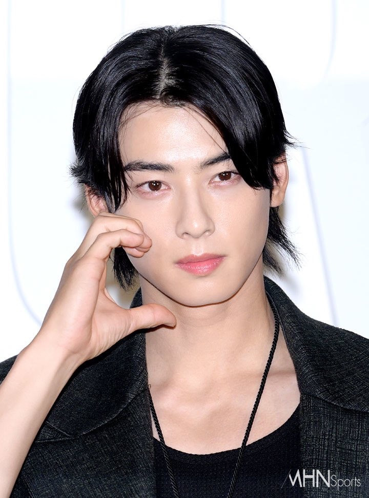 "Thiên tài gương mặt" xuất hiện với ngoại hình nam tính trong trang phục nguyên cây đen. "Thiên tài gương mặt" xuất hiện với ngoại hình nam tính trong trang phục nguyên cây đen.