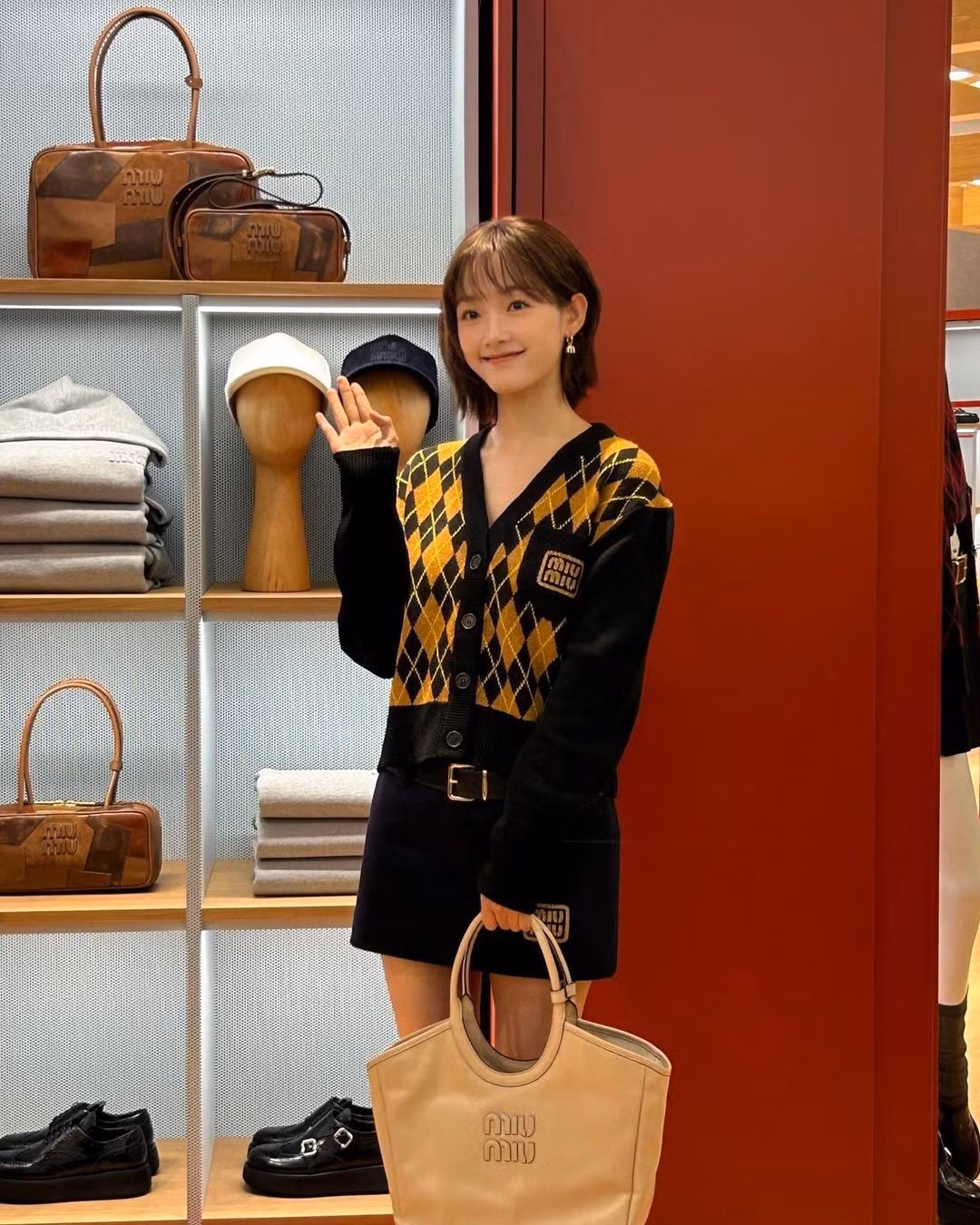 Đại sứ toàn cầu Lee Yoomi xuất hiện với diện mạo trẻ trung. Nữ diễn viên được đánh giá cao nhờ danh tiếng sự nghiệp liên tục thăng hạng.