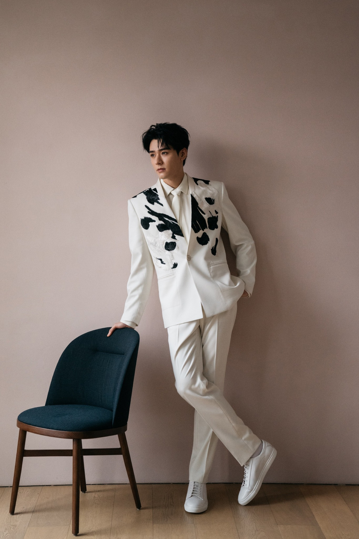 Cung Tuấn diện trang phục họa tiết gấu trúc đặt làm riêng đến từ nhà thiết kế Jason Wu.