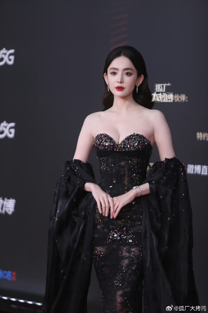 Sau 2 lần đại náo thảm đỏ với thiết kế đầm trắng, Cổ Lực Na Trát gây bất ngờ với trang phục dạ hội đen lộng lẫy. Sau 2 lần đại náo thảm đỏ với thiết kế đầm trắng, Cổ Lực Na Trát gây bất ngờ với trang phục dạ hội đen lộng lẫy.