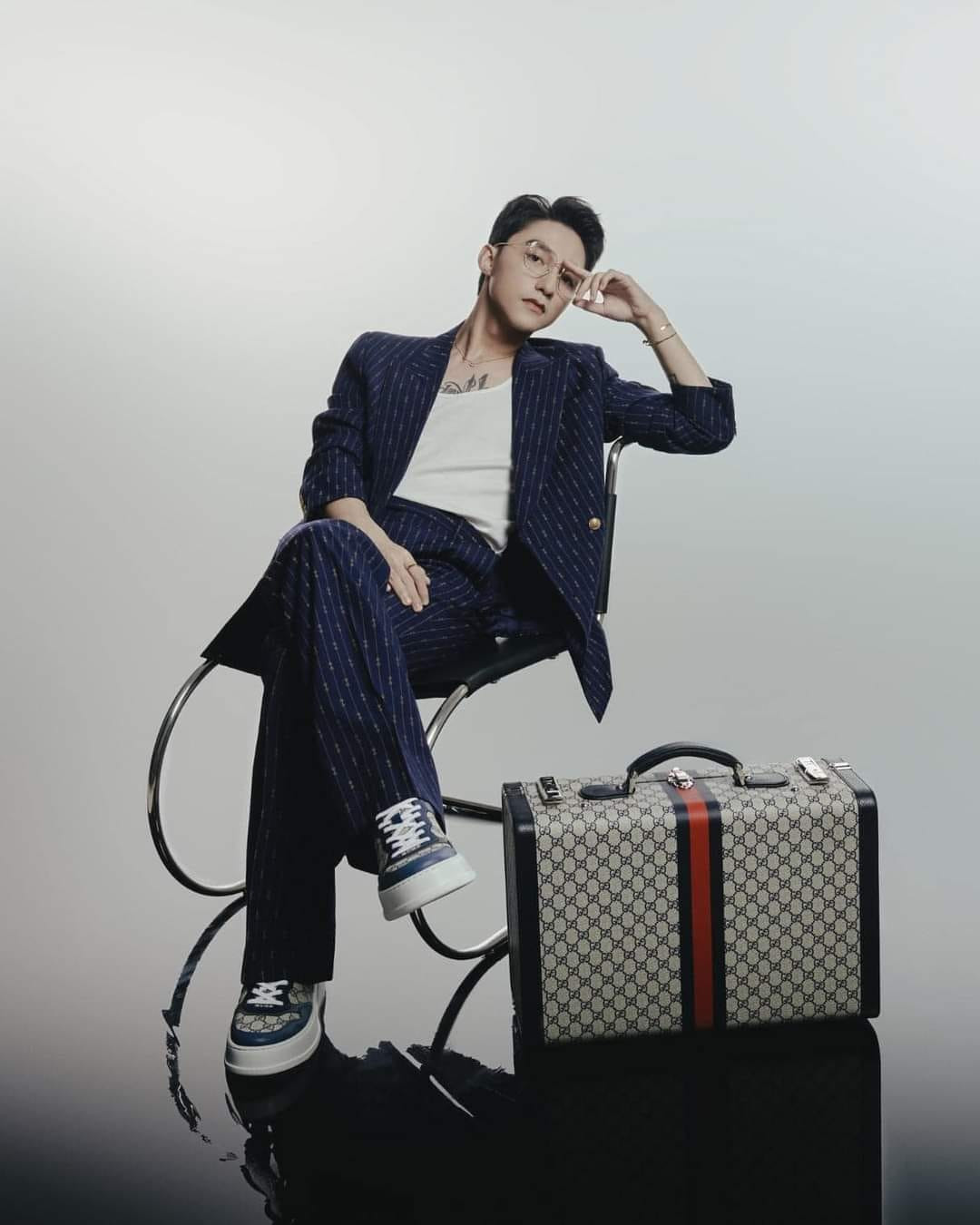 Xuất hiện trong vai trò mới, giọng ca Em Của Ngày Hôm Qua diện trang phục Gucci Tailoring cùng vali Gucci Savoy.