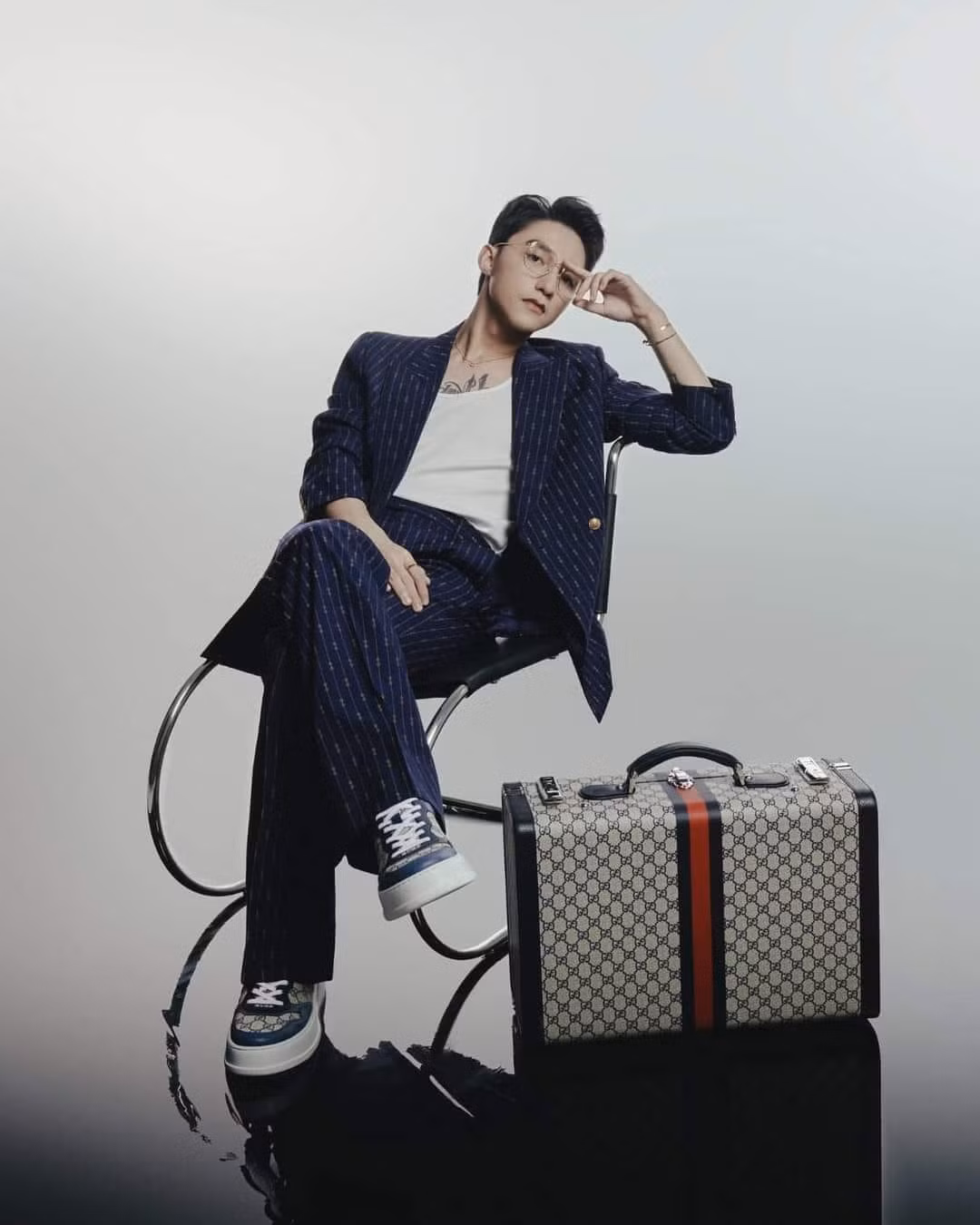 Xuất hiện trong vai trò mới, giọng ca Em Của Ngày Hôm Qua diện trang phục Gucci Tailoring cùng vali Gucci Savoy.