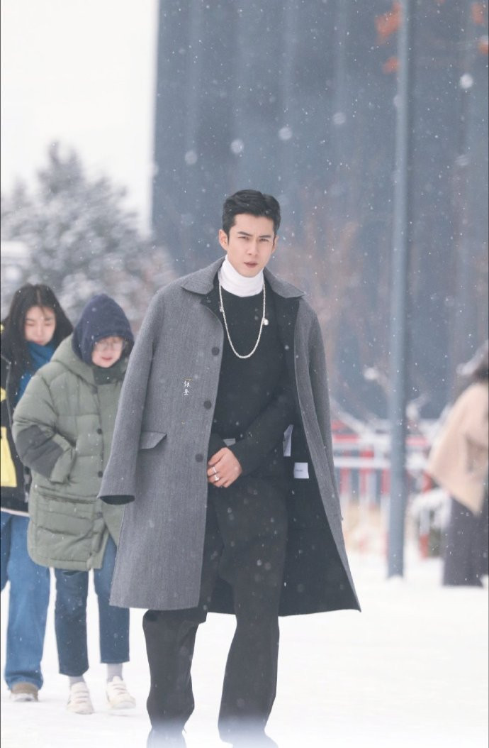 Hàn Đông Quân có khoảnh khắc hóa &quot;tổng tài&quot; dưới trời tuyết Bắc Kinh. Anh nhận giải Nam diễn viên chất lượng phim truyền hình của năm.