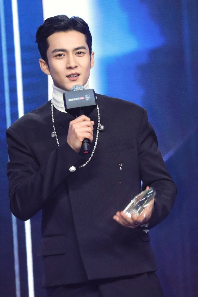 Hàn Đông Quân có khoảnh khắc hóa &quot;tổng tài&quot; dưới trời tuyết Bắc Kinh. Anh nhận giải Nam diễn viên chất lượng phim truyền hình của năm.