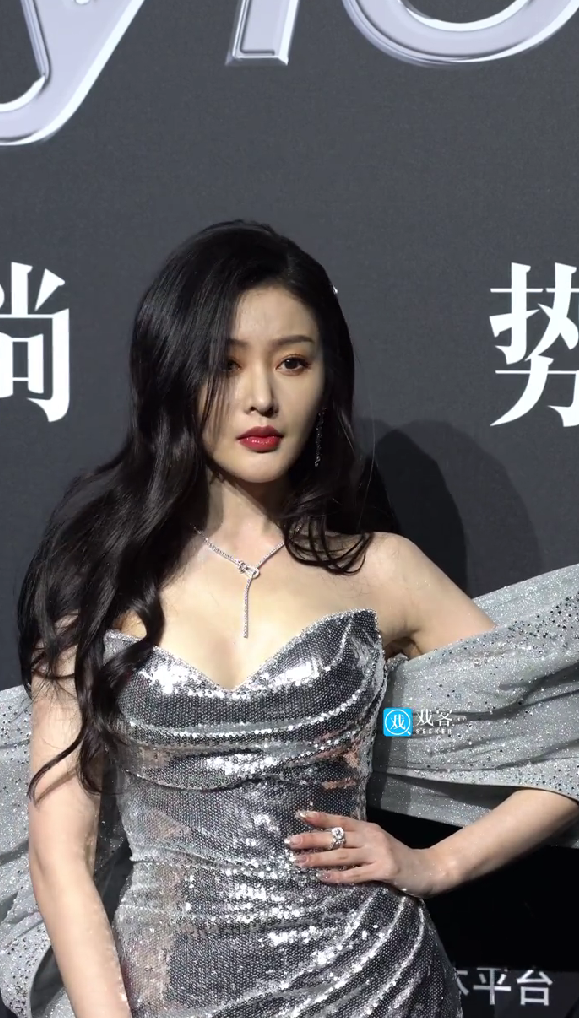 Trương Thiên Ái bùng nổ nhan sắc với váy áo sequin lộng lẫy.