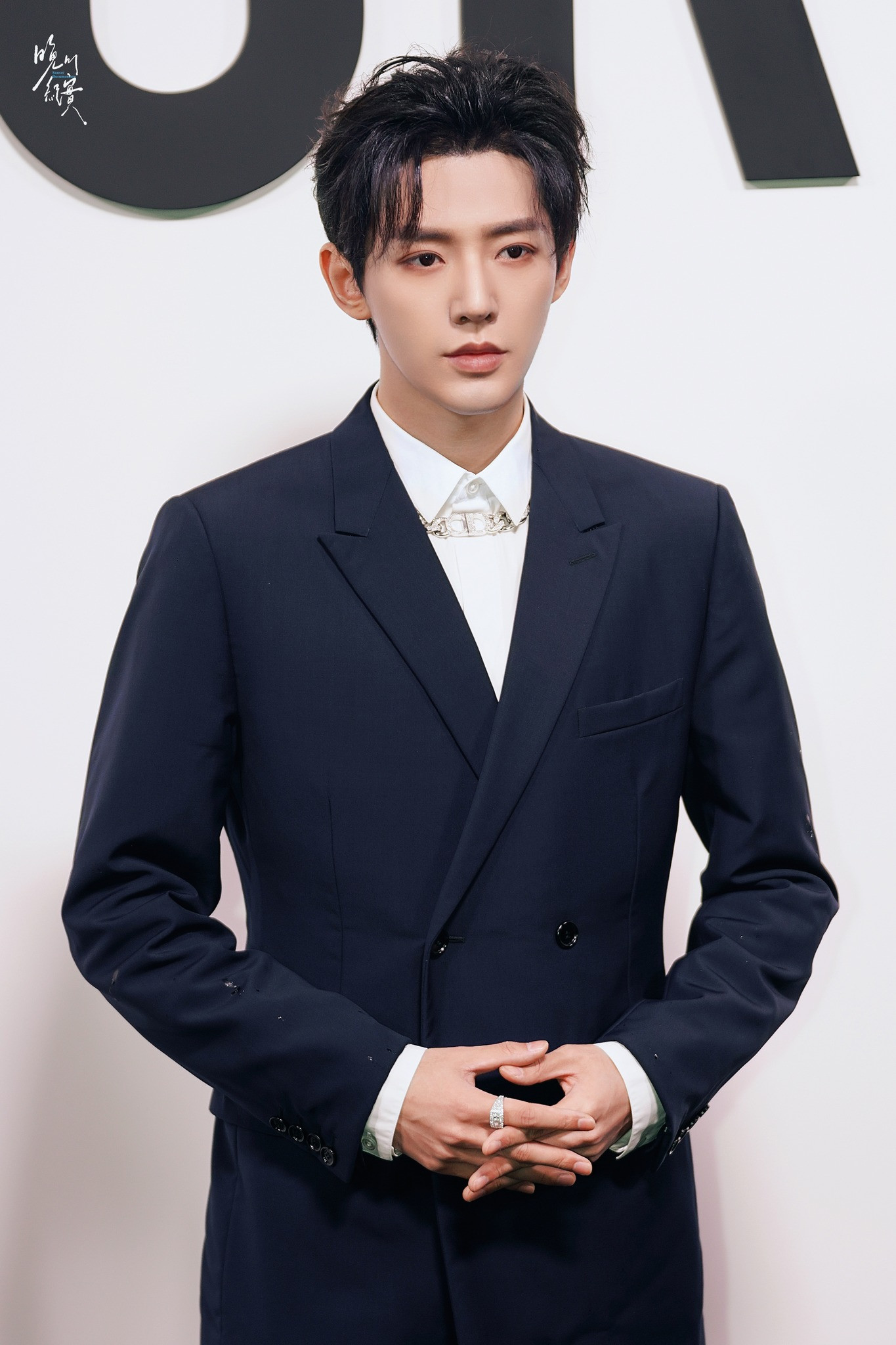 Nam thần Đặng Vi xuất hiện điển trai tại sự kiện với bộ suit tối màu.