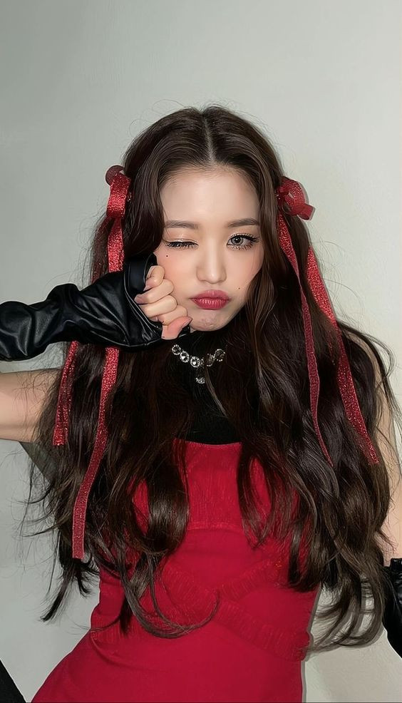 Jang Wonyoung IVE, Rosé BLACPINK nổi bật với nơ đỏ trong các sự kiện dịp cuối năm.