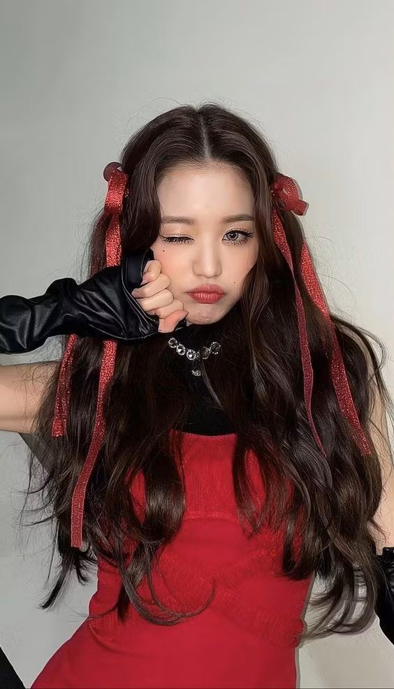 Jang Wonyoung IVE, Rosé BLACPINK nổi bật với nơ đỏ trong các sự kiện dịp cuối năm.