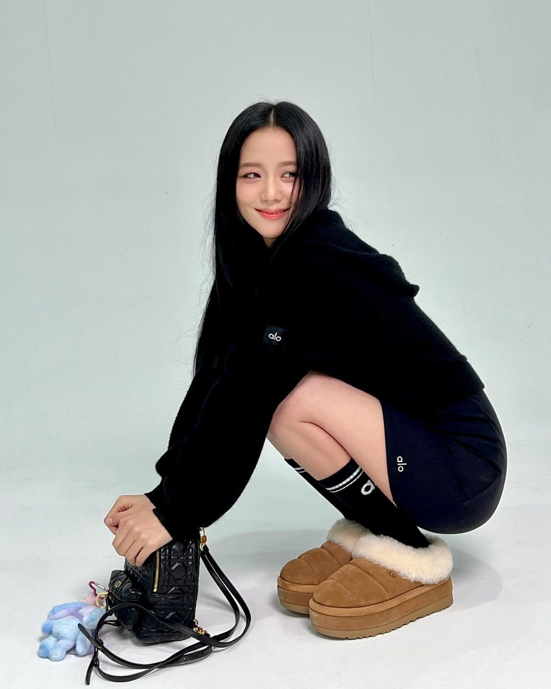 Chị cả BLACKPINK, Jisoo kết hợp Ugg với đồ tập Alo Yoga.