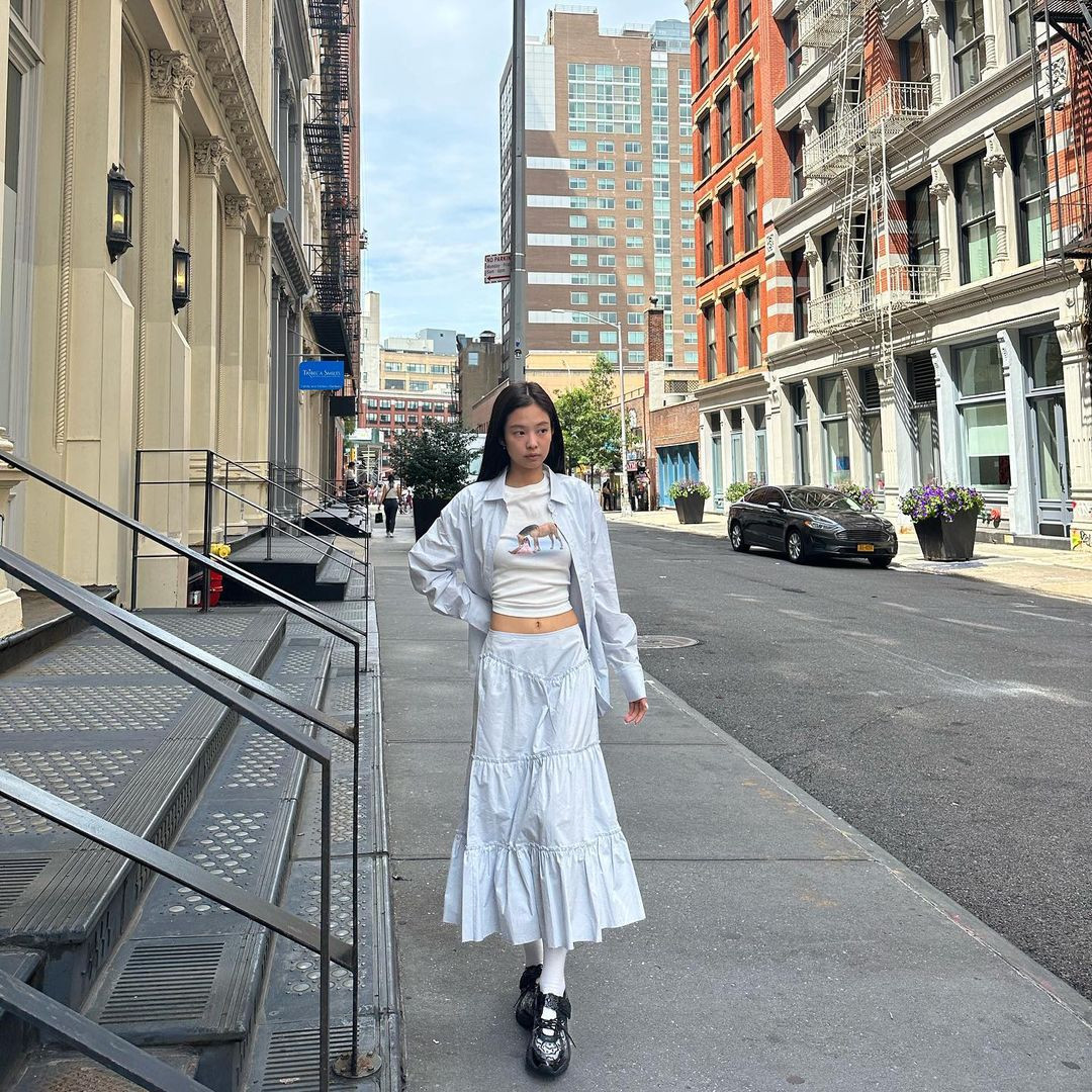 Jennie BLACKPINK "tạo nét" cho outfit dạo phố với đôi sneaker đến từ thương hiệu ASICS.