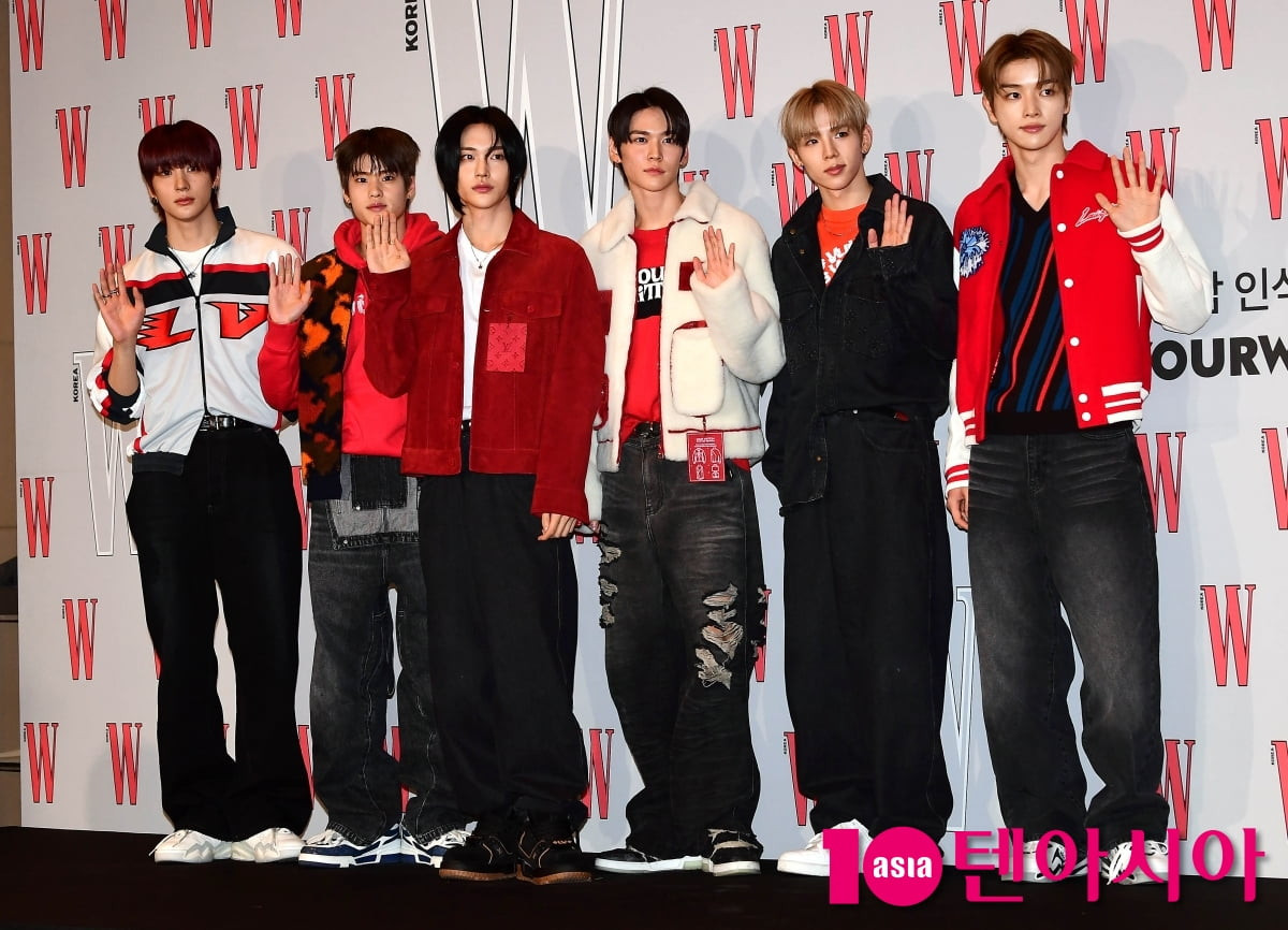 RIIZE lần đầu xuất hiện trước công chúng với đội hình 6 thành viên.