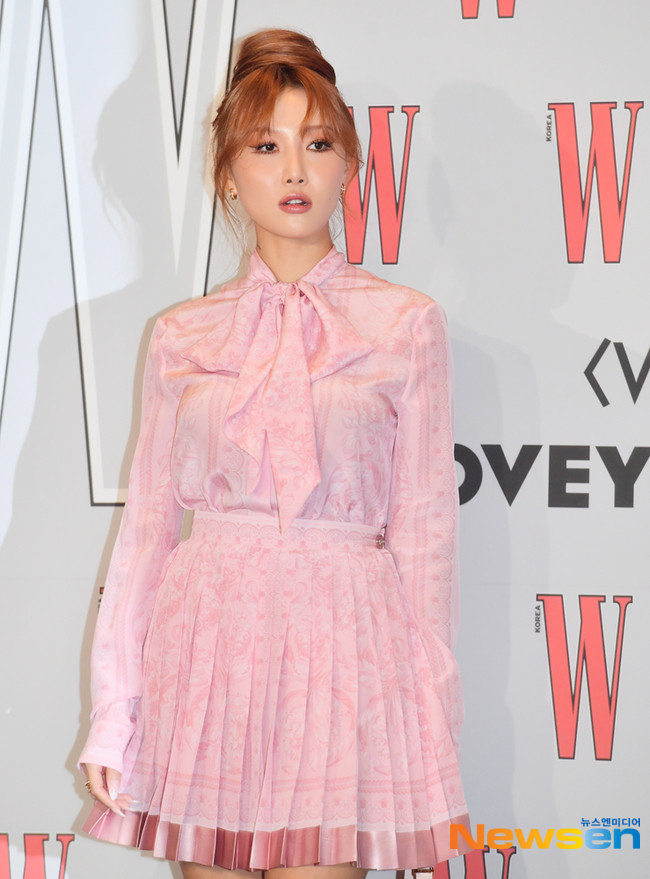 Hwasa MAMAMOO dịu dàng khác lạ với thiết kế hồng nhạt.