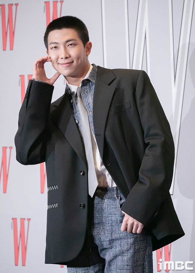 RM BTS điển trai tại sự kiện với đầu đinh.