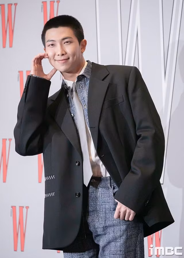 RM BTS điển trai tại sự kiện với đầu đinh.