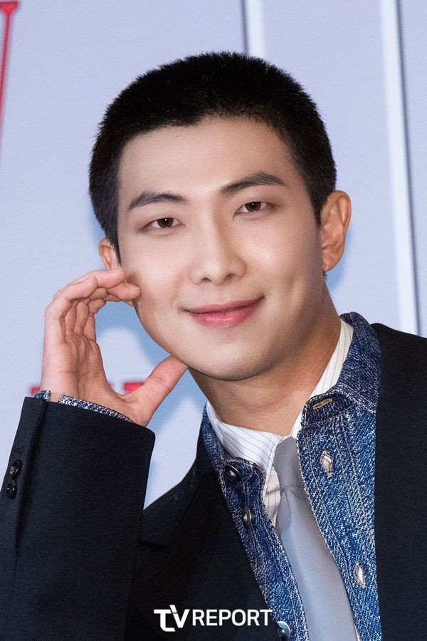 Có vẻ như trưởng nhóm BTS xuống tóc dần để chuẩn bị cùng Jimin, V và Jung Kook nhập ngũ vào tháng 12 tới.