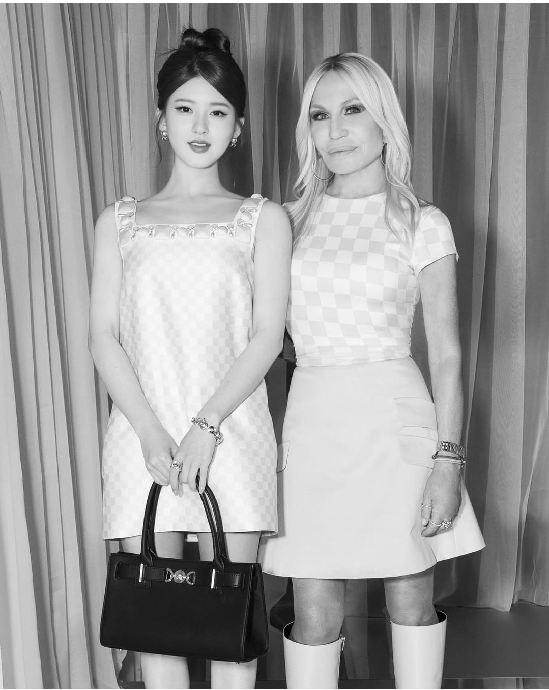 Triệu Lộ Tư chung khung hình cùng Donatella Versace, giám đốc sáng tạo Versace. Triệu Lộ Tư chung khung hình cùng Donatella Versace, giám đốc sáng tạo Versace.