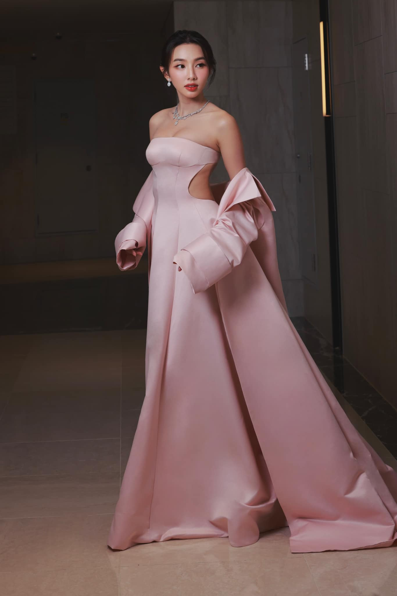 Nàng hậu diện trang phục tone hồng nhẹ nhàng của NTK Đỗ Long.