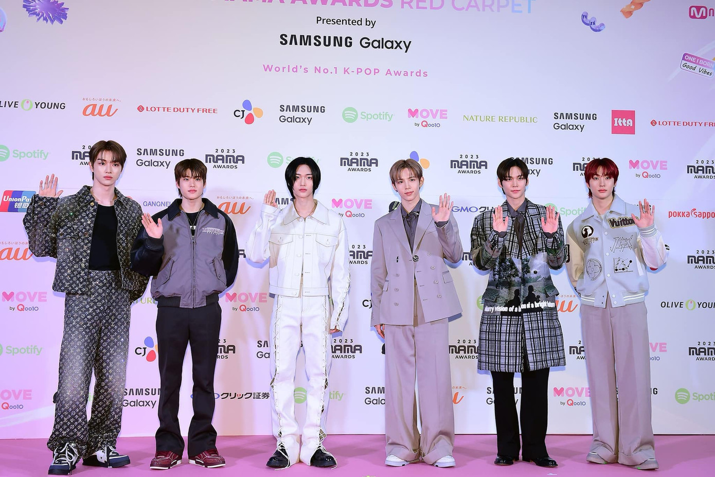 RIIZE diện trang phục của nhà mốt Louis Vuitton tại thảm đỏ MAMA 2023. RIIZE diện trang phục của nhà mốt Louis Vuitton tại thảm đỏ MAMA 2023.