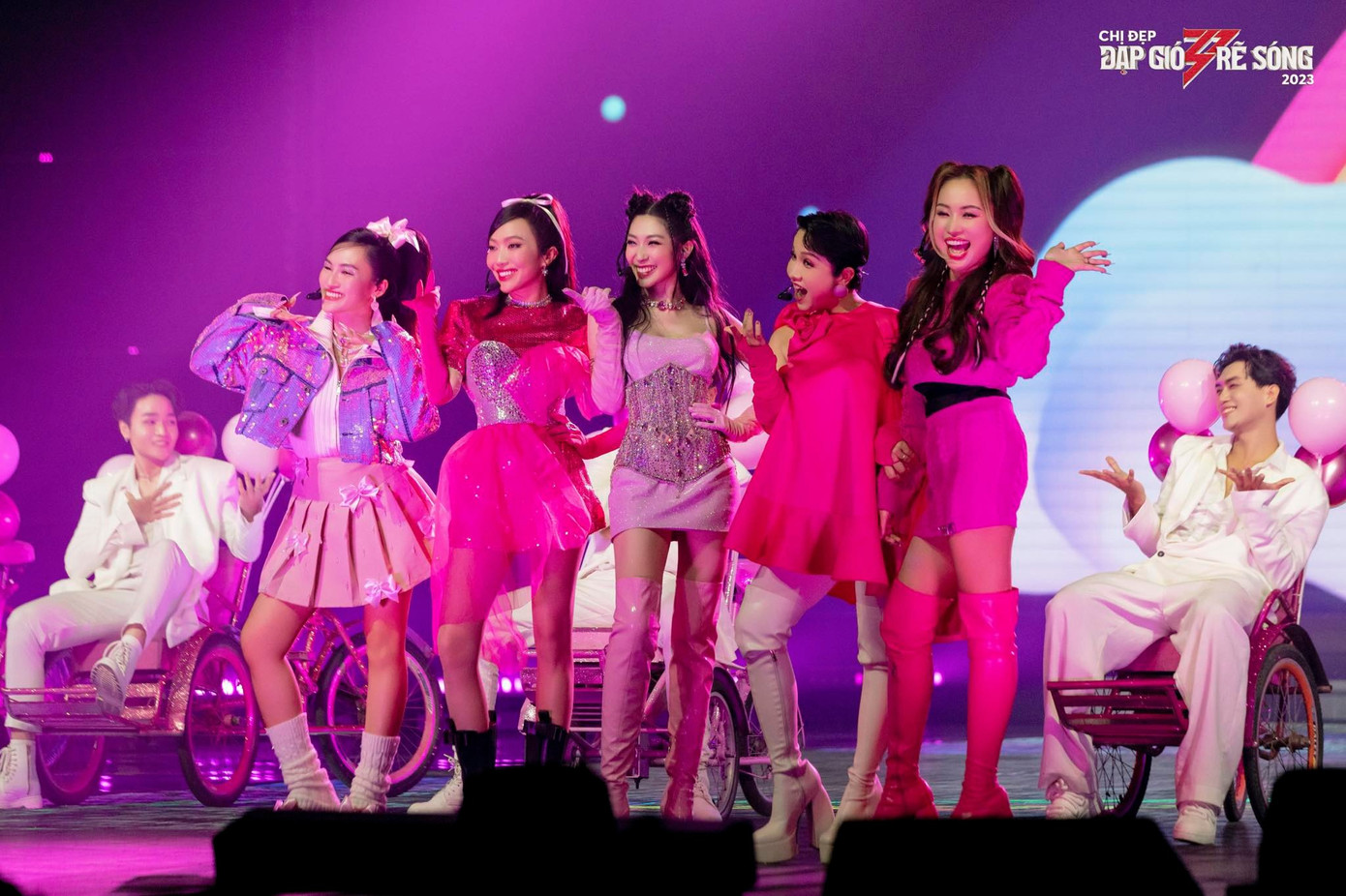 Trang phục tông hồng ấn tượng trên sân khấu Chị Đẹp Đạp Gió Rẽ Sóng. Trang phục tông hồng ấn tượng trên sân khấu Chị Đẹp Đạp Gió Rẽ Sóng.