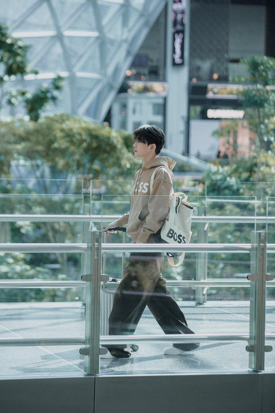 Anh Tú đồng hành cùng nhà mốt BOSS trong lần &quot;xuất ngoại&quot; này.