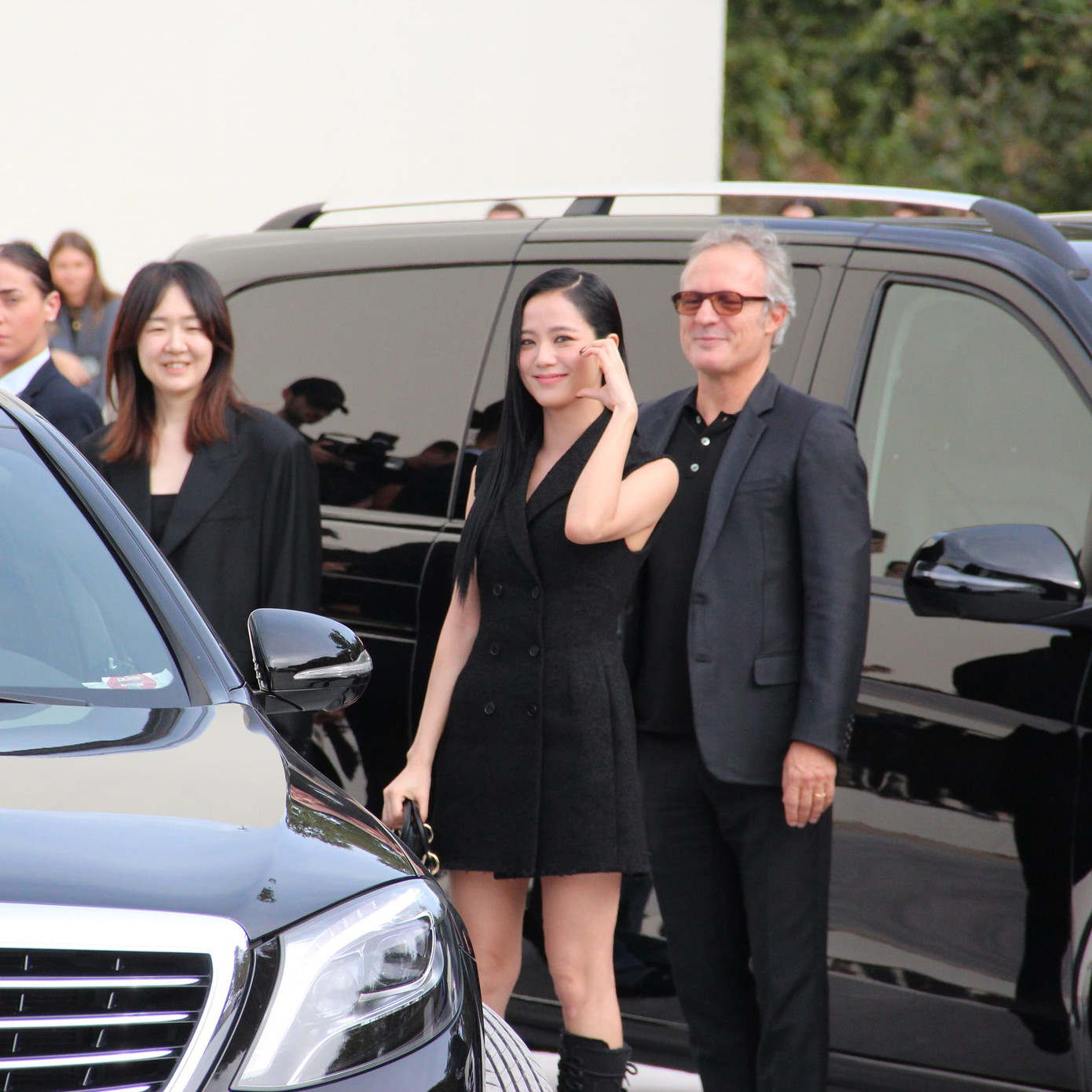 "Nàng thơ Dior" nhận được đãi ngộ đặc biệt từ nhà mốt. Nữ idol ngồi hàng ghế đầu cùng CEO Dior, được đích thân giám đốc truyền thông toàn cầu Dior Couture, Giám đốc quan hệ công chúng Dior tiếp đón từ cửa xe đến khi ra về. "Nàng thơ Dior" nhận được đãi ngộ đặc biệt từ nhà mốt. Nữ idol ngồi hàng ghế đầu cùng CEO Dior, được đích thân giám đốc truyền thông toàn cầu Dior Couture, Giám đốc quan hệ công chúng Dior tiếp đón từ cửa xe đến khi ra về.
