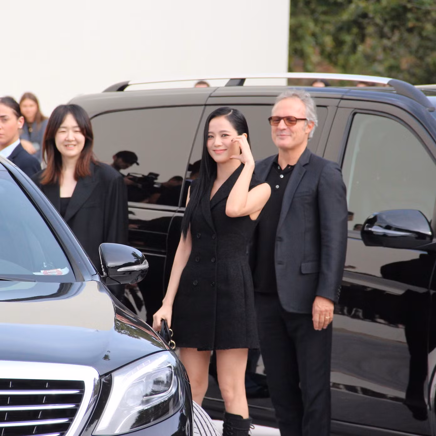 "Nàng thơ Dior" nhận được đãi ngộ đặc biệt từ nhà mốt. Nữ idol ngồi hàng ghế đầu cùng CEO Dior, được đích thân giám đốc truyền thông toàn cầu Dior Couture, Giám đốc quan hệ công chúng Dior tiếp đón từ cửa xe đến khi ra về. "Nàng thơ Dior" nhận được đãi ngộ đặc biệt từ nhà mốt. Nữ idol ngồi hàng ghế đầu cùng CEO Dior, được đích thân giám đốc truyền thông toàn cầu Dior Couture, Giám đốc quan hệ công chúng Dior tiếp đón từ cửa xe đến khi ra về.