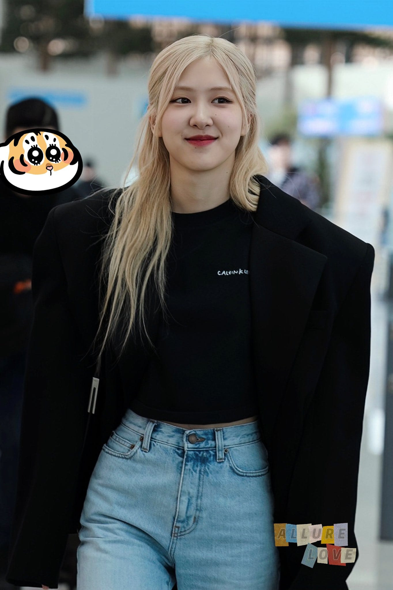 Rosé lên đường sang Pháp tham dự show diễn của YSL. Cô xuất hiện trong trang phục đơn giản với áo crop-top và quần jeans. Rosé lên đường sang Pháp tham dự show diễn của YSL. Cô xuất hiện trong trang phục đơn giản với áo crop-top và quần jeans.