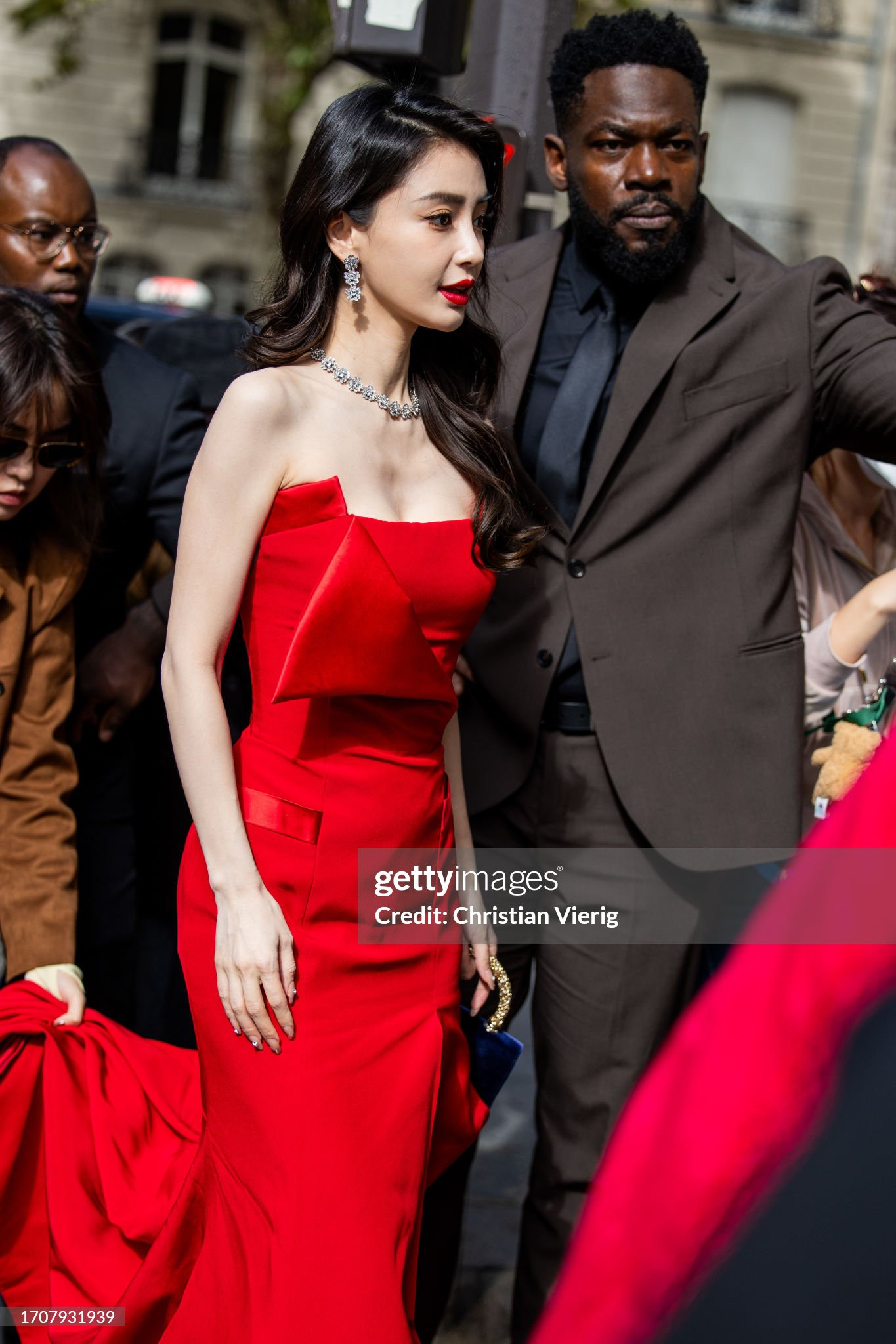 Angela Baby diện đầm đỏ rực rỡ thuộc BST Haute Couture Thu - Đông 2023 của NTK Alexis Mabille tại sự kiện của Roger Vivier. Angela Baby diện đầm đỏ rực rỡ thuộc BST Haute Couture Thu - Đông 2023 của NTK Alexis Mabille tại sự kiện của Roger Vivier.