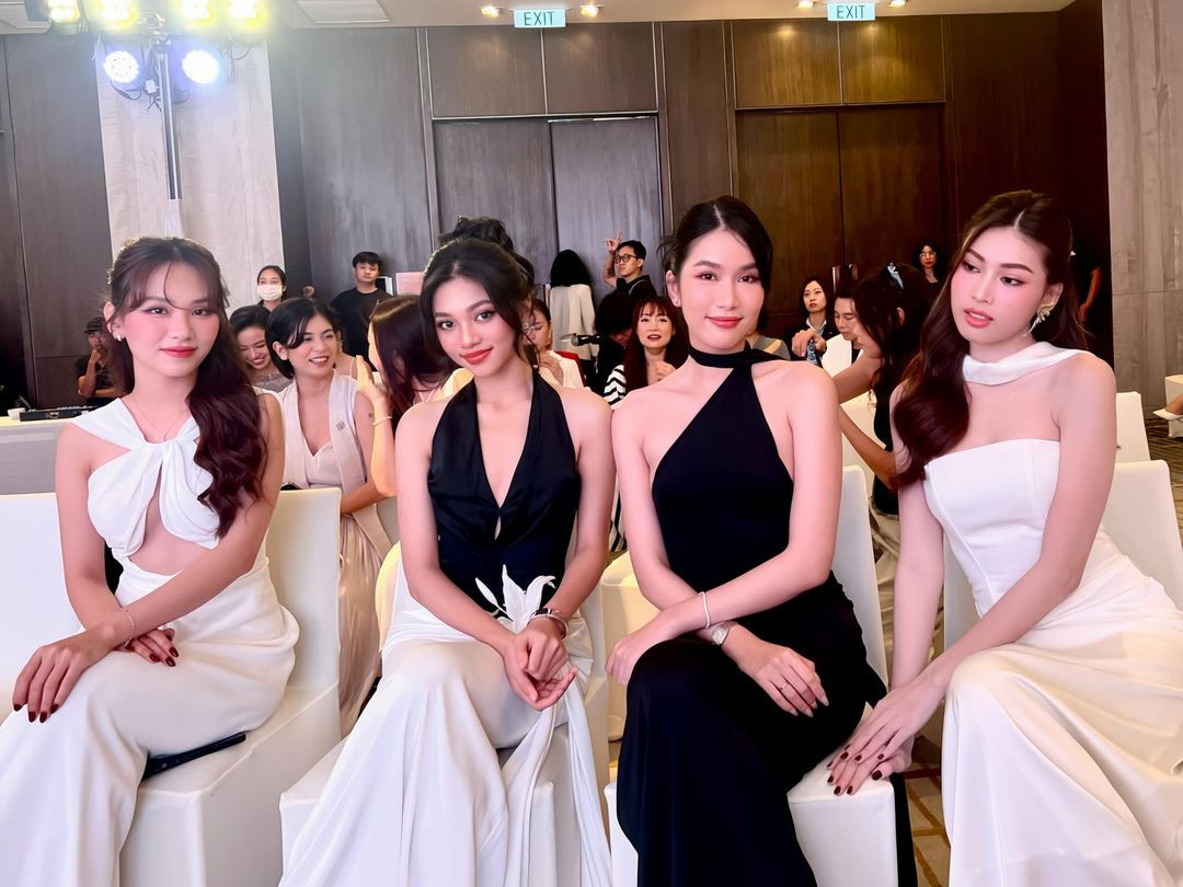 Nhiều người đẹp Việt chuộng các thiết kế tối giản với màu sắc trung tính trong các sự kiện. Nhiều người đẹp Việt chuộng các thiết kế tối giản với màu sắc trung tính trong các sự kiện.