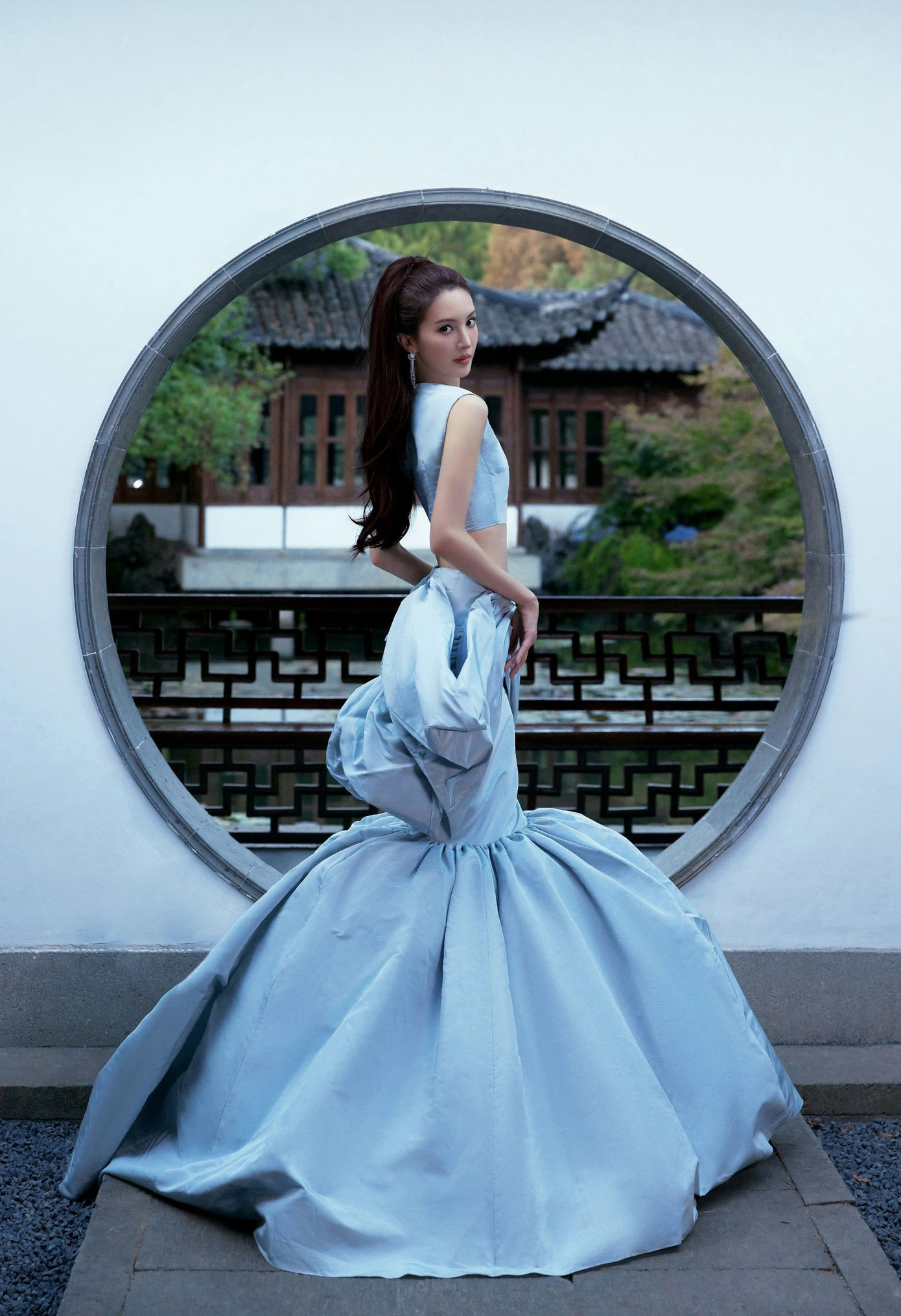 Kim Thần tỏa sáng trong thiết kế đầm đến từ nhà mốt Giambattista Valli.